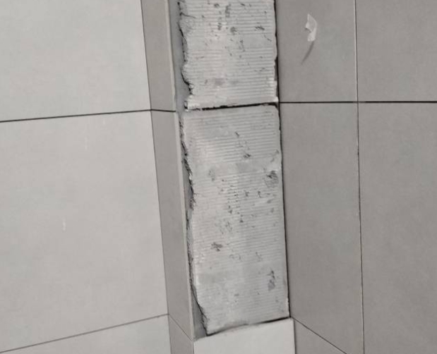 壶关瓷砖空鼓维修公司分享下瓷砖施工前基层浇水润湿程度不足，可能导致以下问题