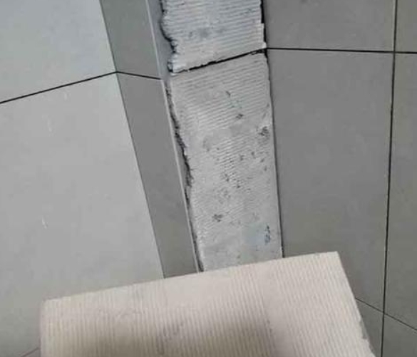 壶关瓷砖空鼓维修公司分享下厨房瓷砖脱落的补救措施。